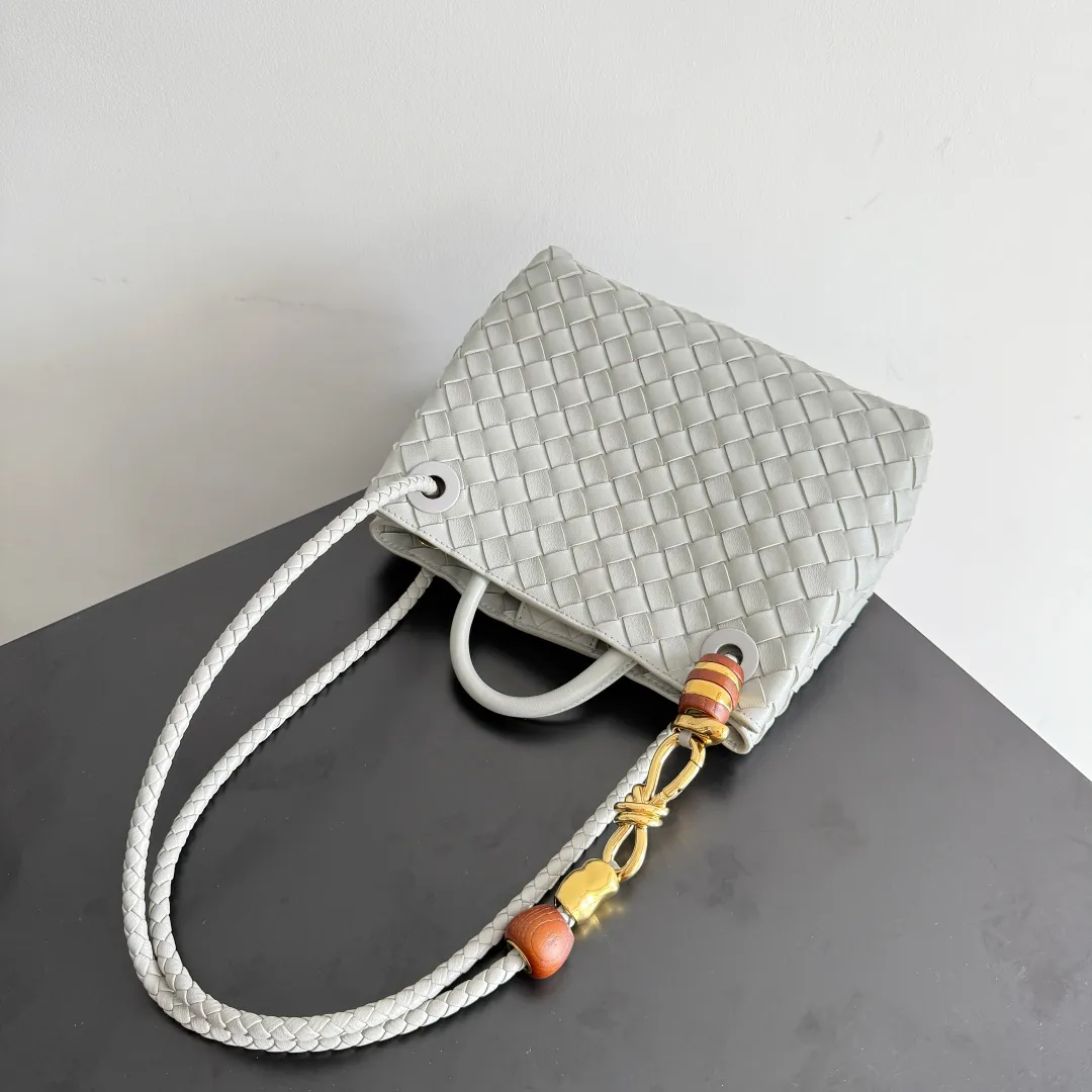 The new Andiamo batch of 3060 BV is shipped‼ ️The classic intercciato weaving process is used to create a soft bag, the metal knot is made of micro-cast aluminum using jewelry technology🪢, and the decorative beads are made of metal and hand-polished oak, allowing you to jump repeatedly between elegance and fun💃, making it unpredictable. Classic and versatile, it shows off your temperament, and the bag has a large capacity, making it very convenient for daily commuting! It has a variety of carrying methods, the shoulder straps can be adjusted by yourself, the original lambskin feels soft and delicate, and the unisex style breaks gender boundaries and brings a more practical and long-lasting use experience. The Andiamo, which has both elegant and casual styles, perfectly interprets the "fashionable old money style". Style number: 743568+wood hardware Color: silver gray Size: 25*22*10.5cm